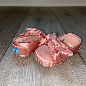 Tom’s baby girl crib alpargata shoe rosegold satin